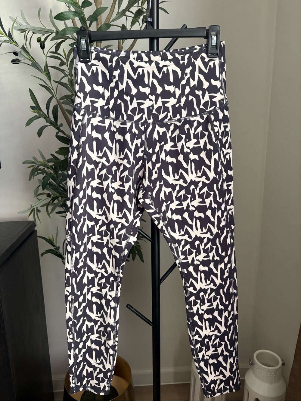 Women’s Black & White Patterned Jogger Sweatpants